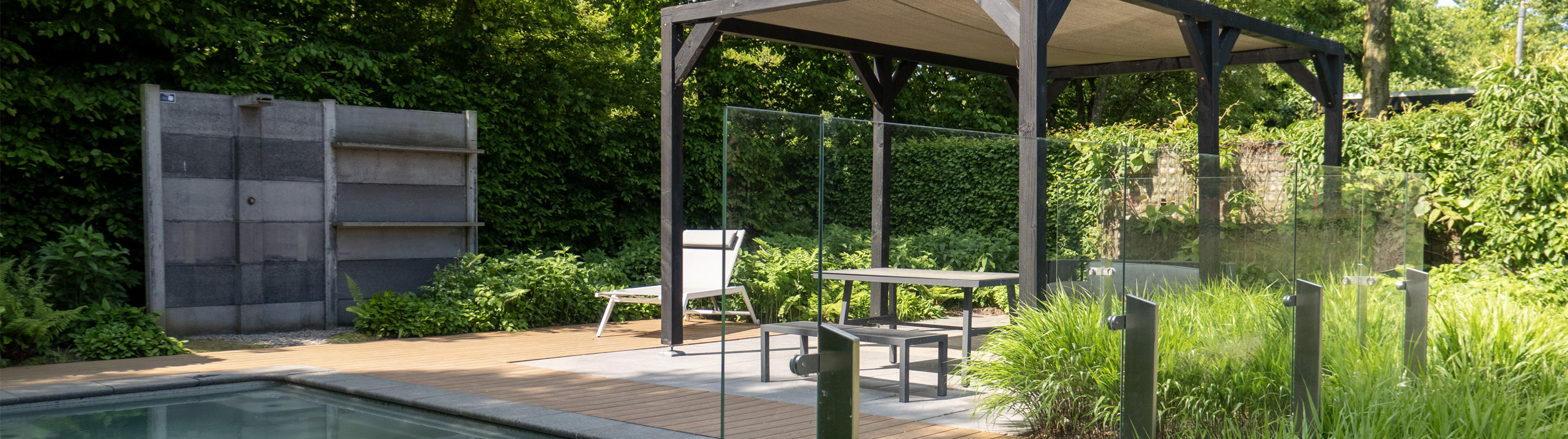 Overkapt terras bij vijver