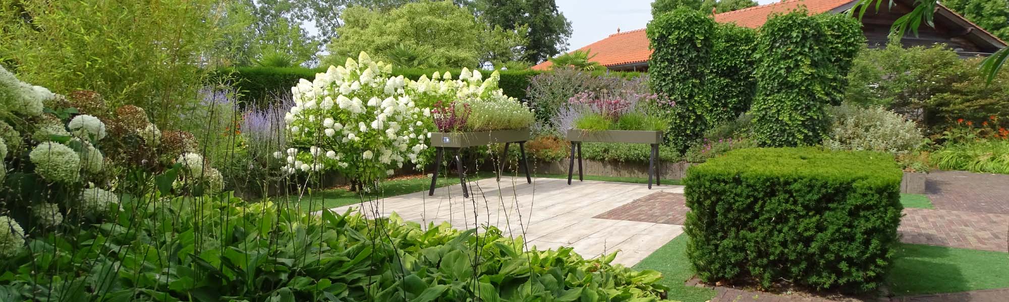 Tuin-met-afwisselende-bestrating